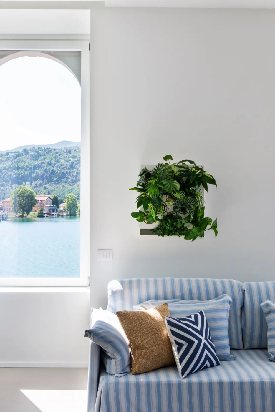 Soggiorno del bilocale vista lago a Porto Ceresio